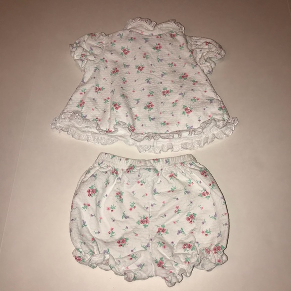 Very Cute White Floral Outfit - Picture 2 of 2